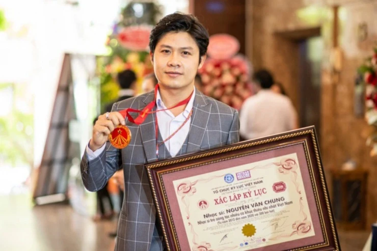 Nguyễn Văn Chung kể 12 nỗi khổ, người hâm mộ bật cười vì quá đáng thương