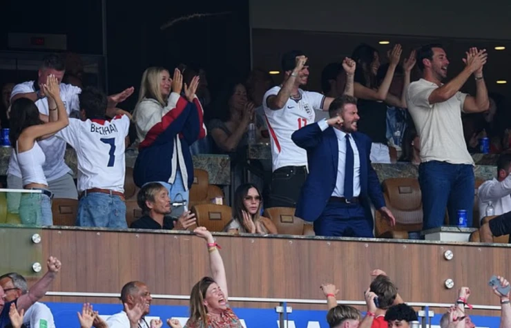 Nhà Beckham ăn mừng khi tuyển Anh vào bán kết World Cup Nhà Beckham ăn mừng khi tuyển Anh vào bán kết World Cup
