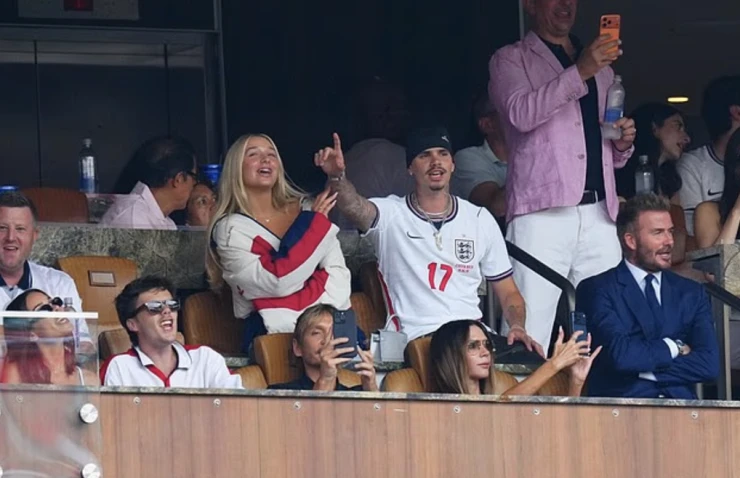 Nhà Beckham ăn mừng khi tuyển Anh vào bán kết World Cup Nhà Beckham ăn mừng khi tuyển Anh vào bán kết World Cup