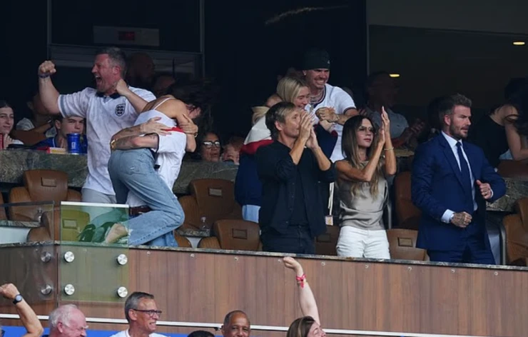 Nhà Beckham ăn mừng khi tuyển Anh vào bán kết World Cup Nhà Beckham ăn mừng khi tuyển Anh vào bán kết World Cup