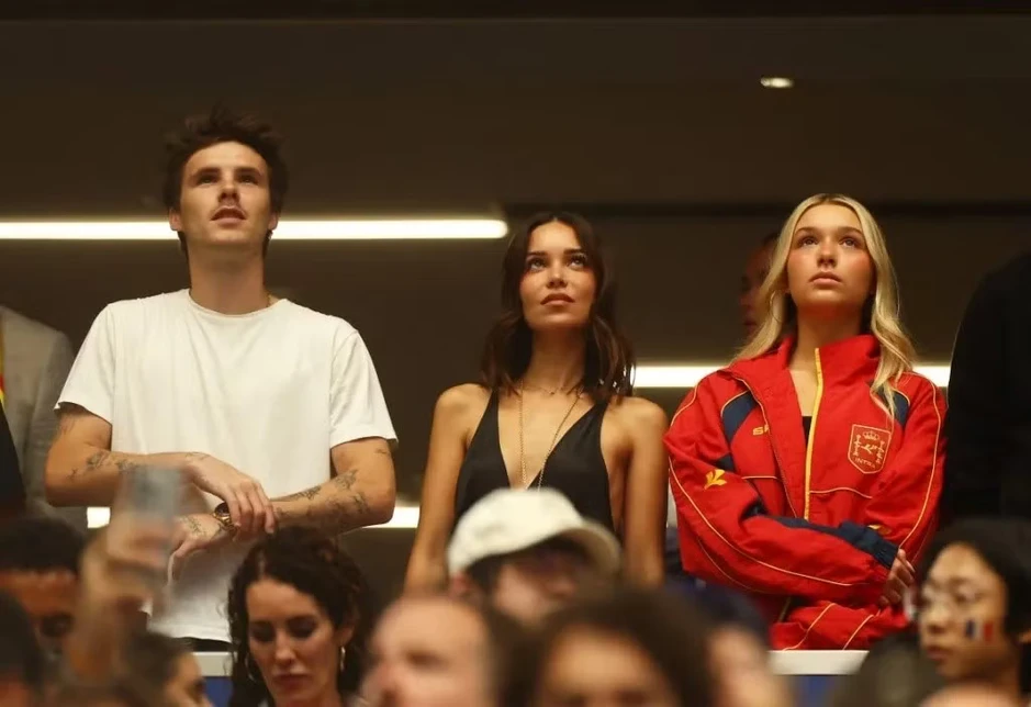 Nhà Beckham, chàng thơ nước Pháp gây sốt khán đài VIP trận Pháp - Tây Ban Nha Nhà Beckham, chàng thơ nước Pháp gây sốt khán đài VIP trận Pháp - Tây Ban Nha