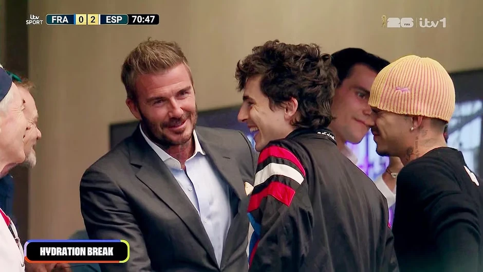 Nhà Beckham, chàng thơ nước Pháp gây sốt khán đài VIP trận Pháp - Tây Ban Nha Nhà Beckham, chàng thơ nước Pháp gây sốt khán đài VIP trận Pháp - Tây Ban Nha