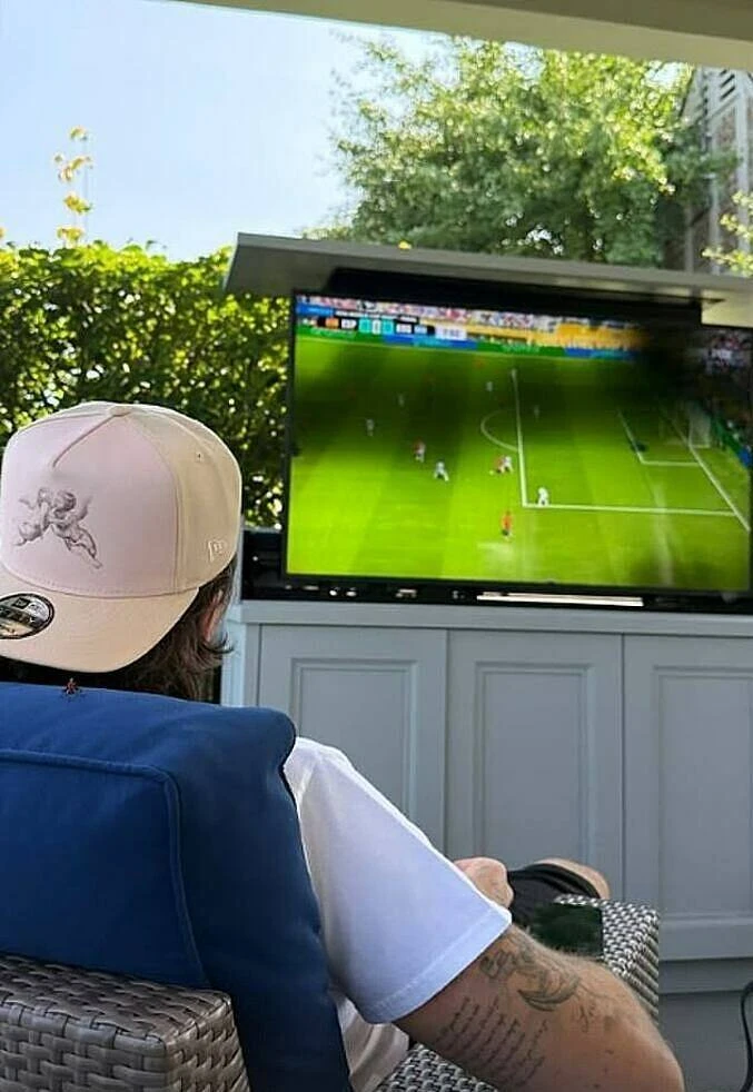 Nhà Beckham dự khán chung kết World Cup, Brooklyn ngồi xem ở nhà