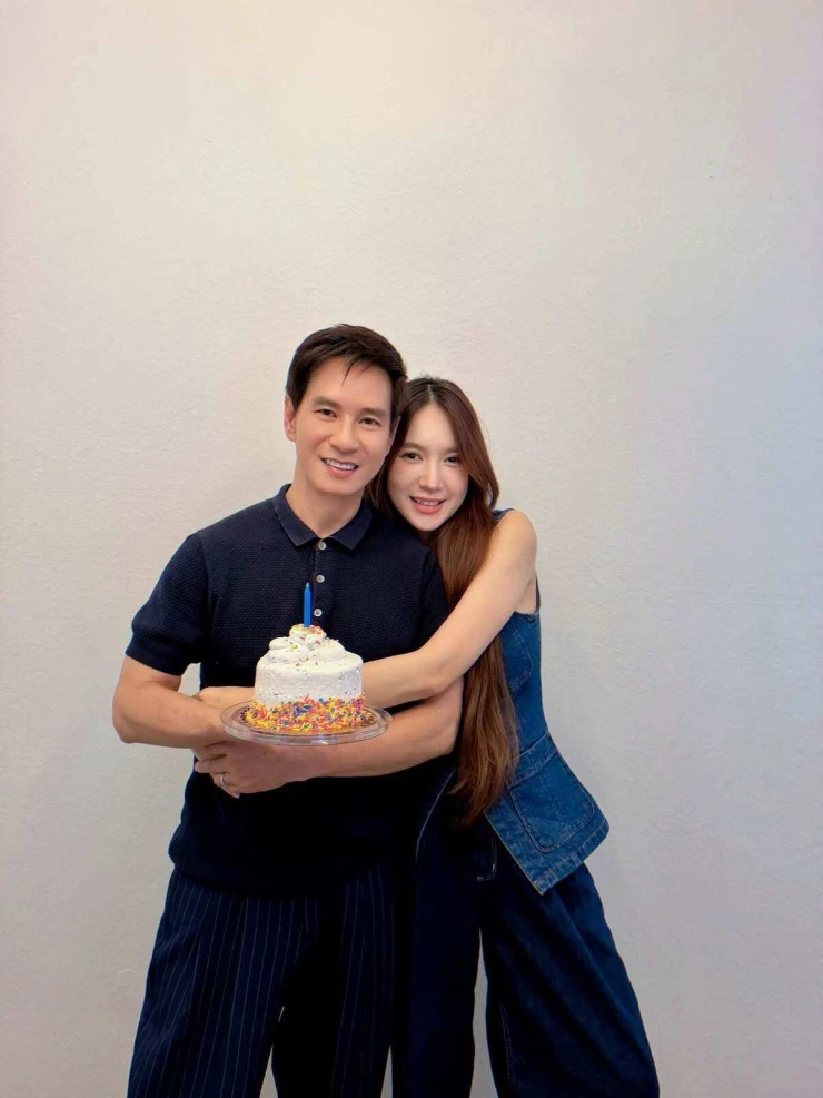 Nhà Lý Hải - Minh Hà xếp đội hình bậc thang chụp ảnh kỷ niệm Nhà Lý Hải - Minh Hà xếp đội hình bậc thang chụp ảnh kỷ niệm