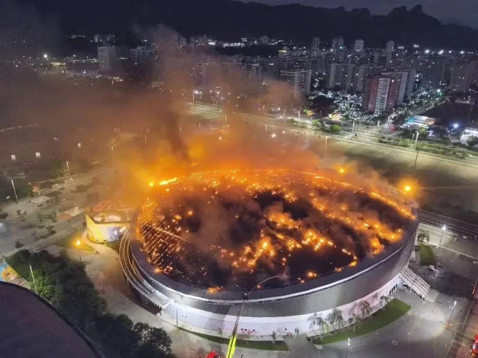 Nhà thi đấu Olympic Rio bốc cháy ngùn ngụt, mái tan chảy như “mạng nhện”