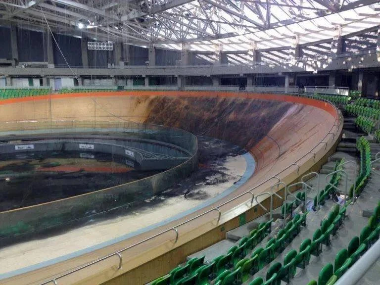 Nhà thi đấu Olympic Rio bốc cháy ngùn ngụt, mái tan chảy như “mạng nhện”