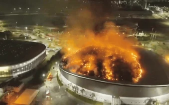 Nhà thi đấu Olympic Rio bốc cháy ngùn ngụt, mái tan chảy như “mạng nhện”