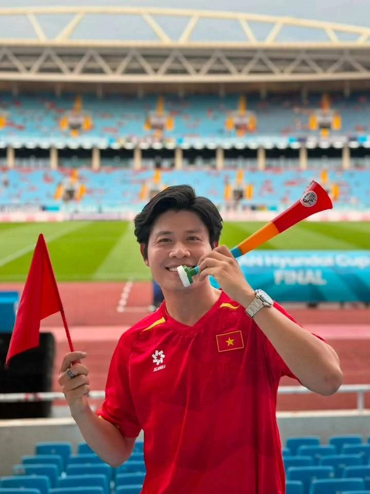 Nhạc sĩ Nguyễn Văn Chung xúc động khi ca khúc mới vang lên giữa chảo lửa Mỹ Đình Nhạc sĩ Nguyễn Văn Chung xúc động khi ca khúc mới vang lên giữa chảo lửa Mỹ Đình