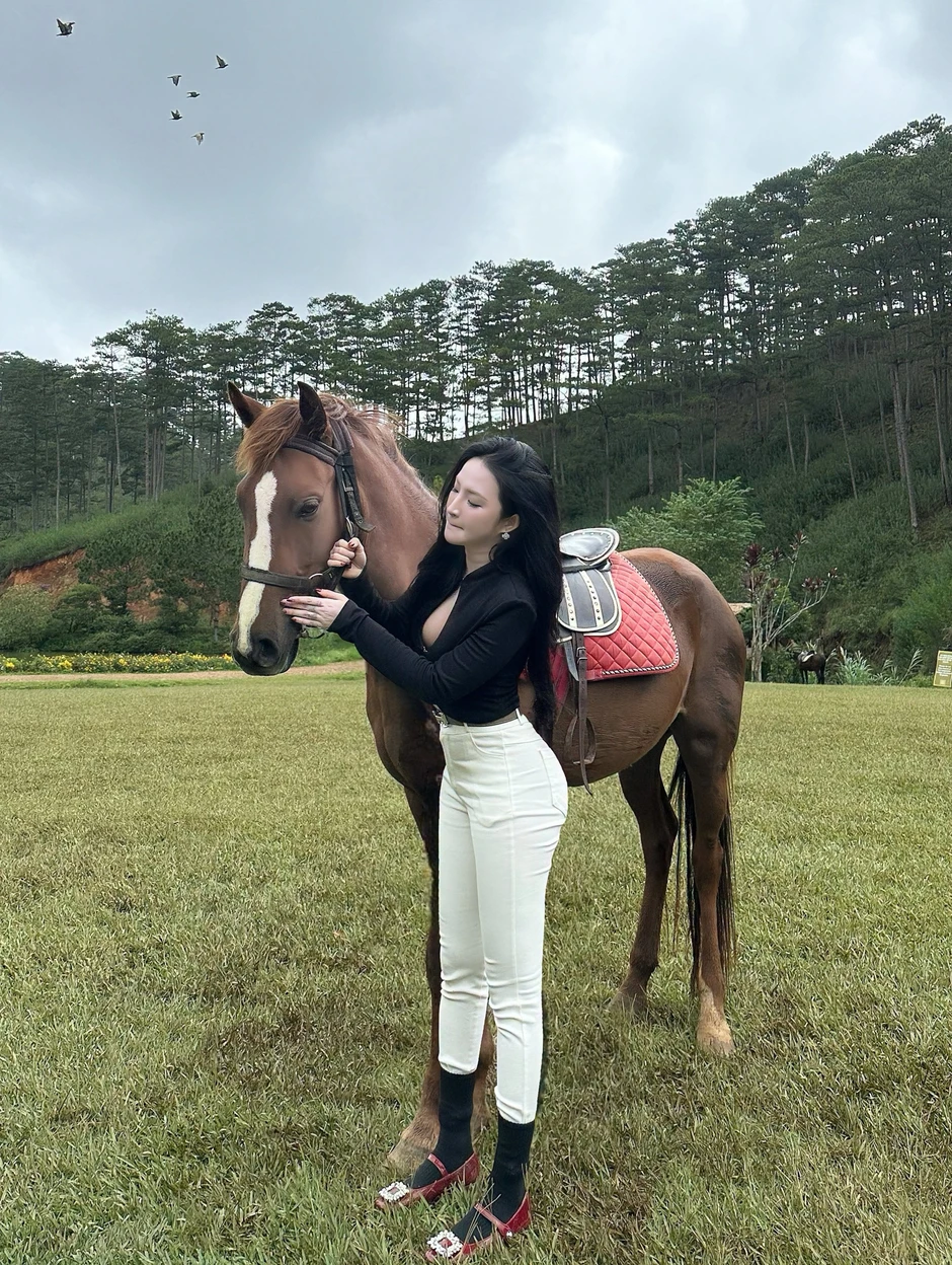Nhan sắc "rực rỡ" trước nay, hot girl "không hài lòng" khi bị nhận xét công nghiệp