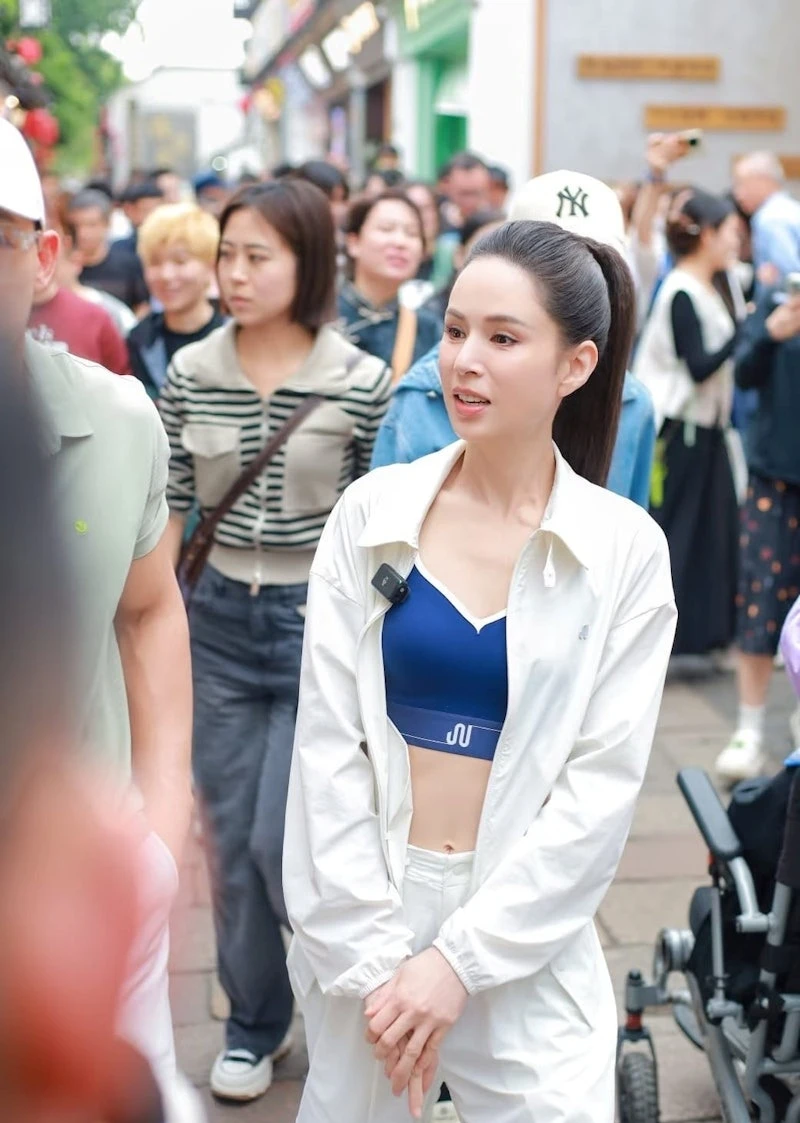 Nhan sắc thật của "Tiểu Long Nữ" Lý Nhược Đồng khiến dân tình sốc nặng, bảo sao hải quan cũng phải chặn lại