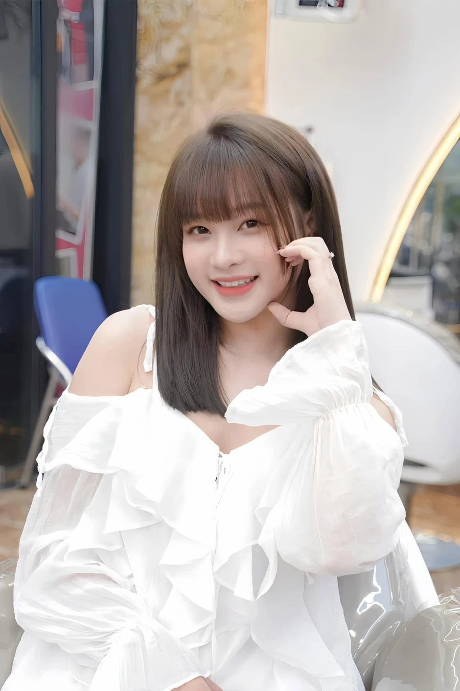 Nhận vía đám cưới Quang Hải, hot girl phù dâu ngày càng trẻ trung, sự nghiệp thăng tiến, hạnh phúc viên mãn