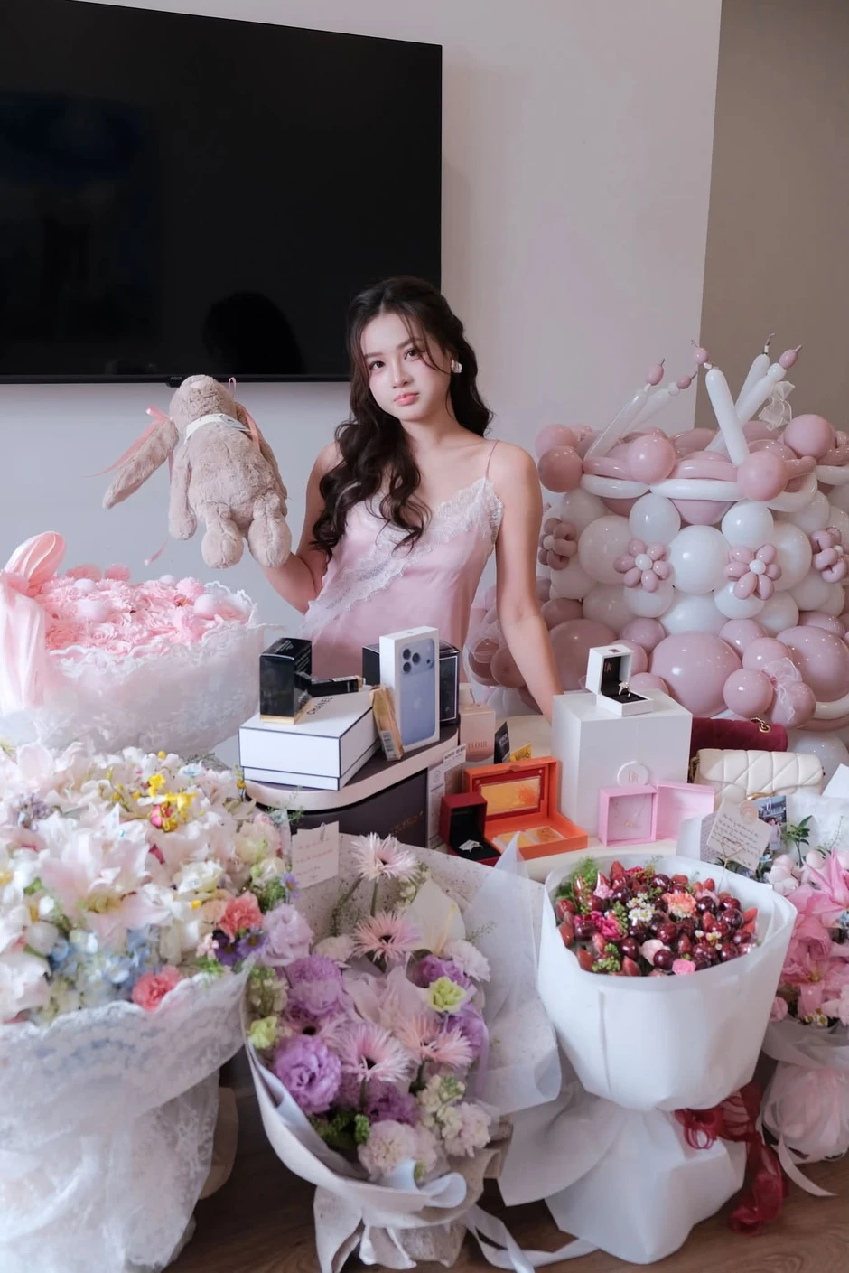 Nhận vía đám cưới Quang Hải, hot girl phù dâu ngày càng trẻ trung, sự nghiệp thăng tiến, hạnh phúc viên mãn