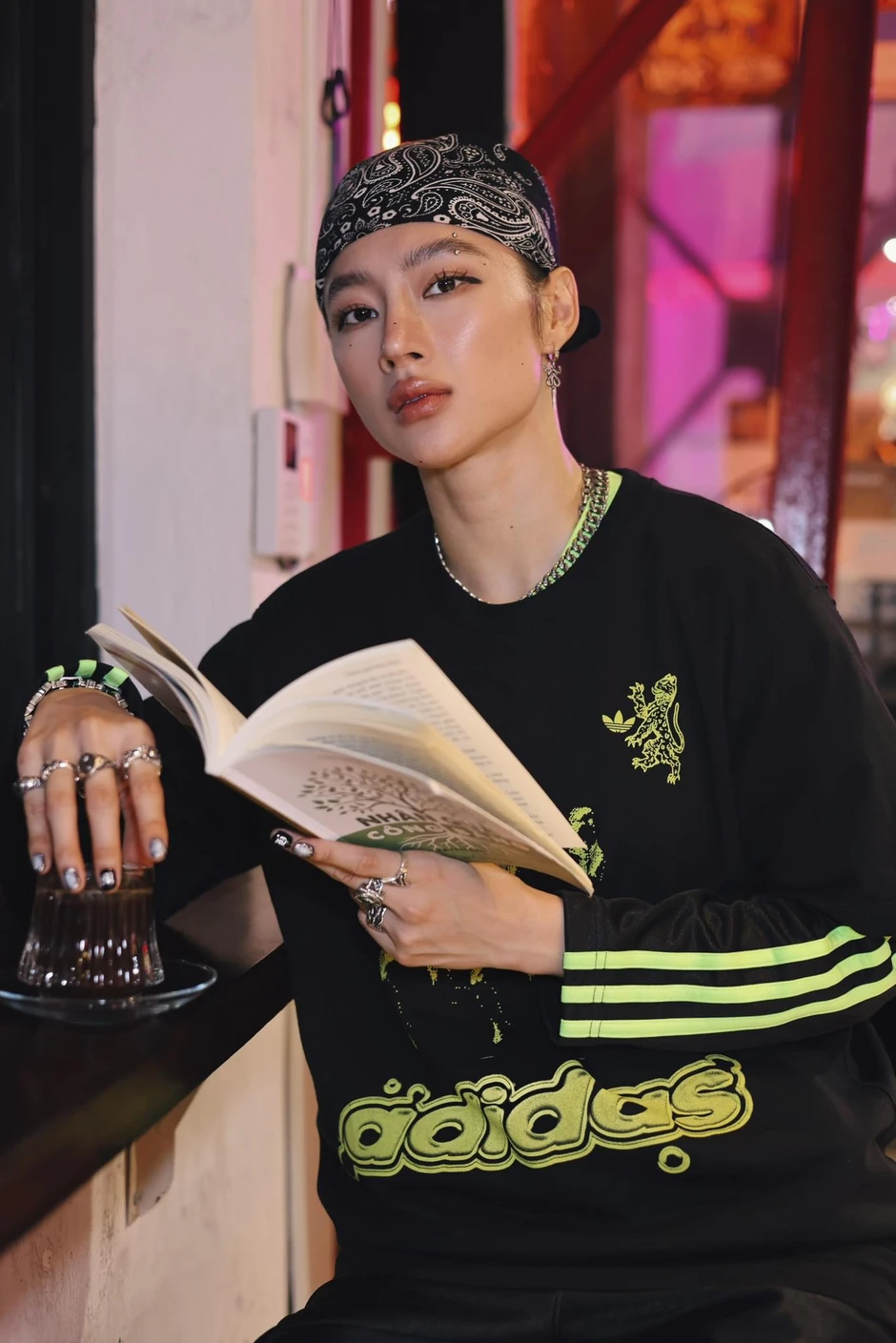 Nhìn V (BTS) mà lại ra Angela Phương Trinh Nhìn V (BTS) mà lại ra Angela Phương Trinh