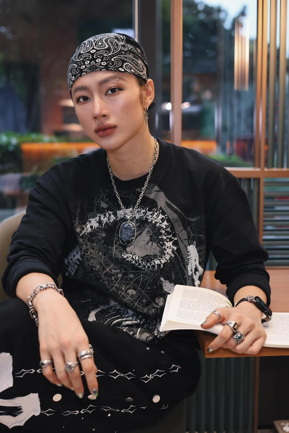 Nhìn V (BTS) mà lại ra Angela Phương Trinh Nhìn V (BTS) mà lại ra Angela Phương Trinh