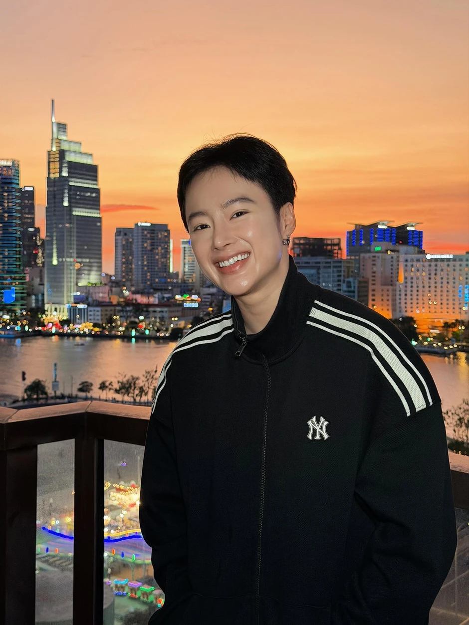 Nhìn V (BTS) mà lại ra Angela Phương Trinh Nhìn V (BTS) mà lại ra Angela Phương Trinh
