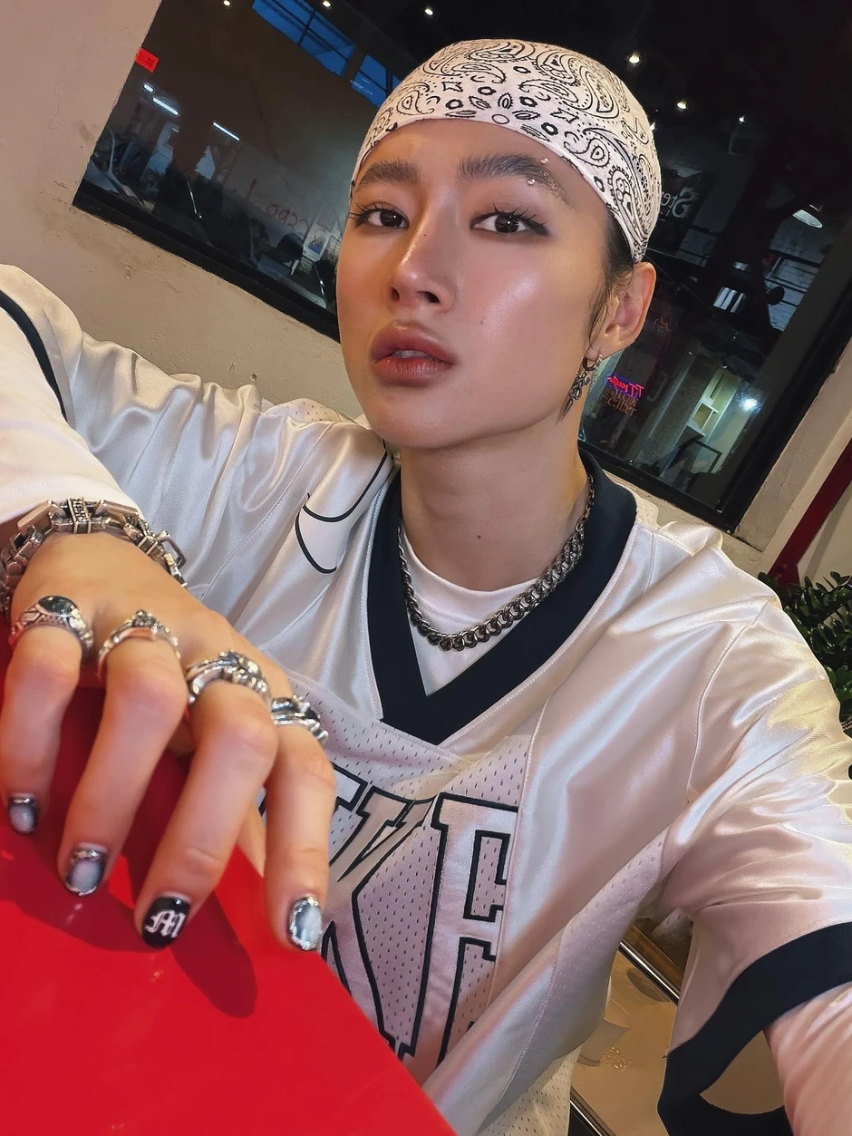 Nhìn V (BTS) mà lại ra Angela Phương Trinh Nhìn V (BTS) mà lại ra Angela Phương Trinh