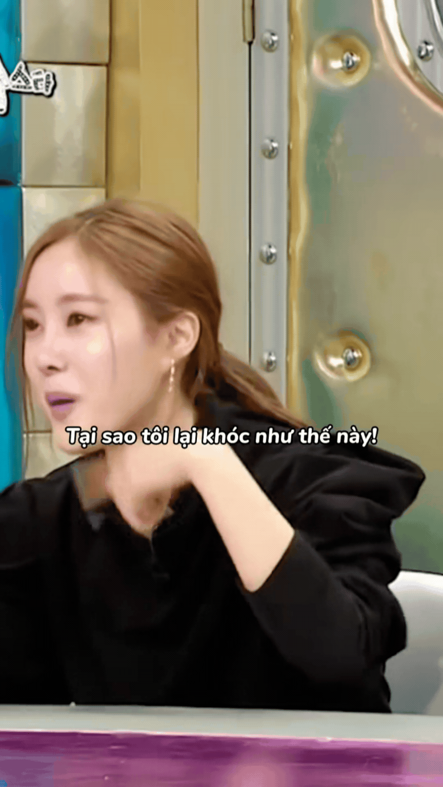 Nhóm nữ biểu diễn giữa biển người quay lưng, đang ở đỉnh cao “sụp hố” bị cả nước tẩy chay