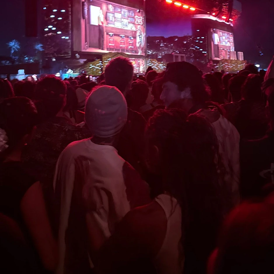 Nhóm nữ đàn em của BTS trình diễn phản cảm nhức mắt, công khai cô lập 1 thành viên tại Coachella?
