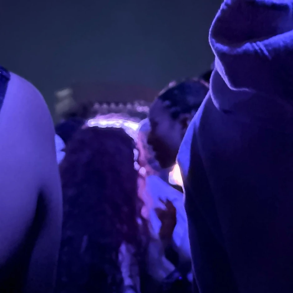 Nhóm nữ đàn em của BTS trình diễn phản cảm nhức mắt, công khai cô lập 1 thành viên tại Coachella?