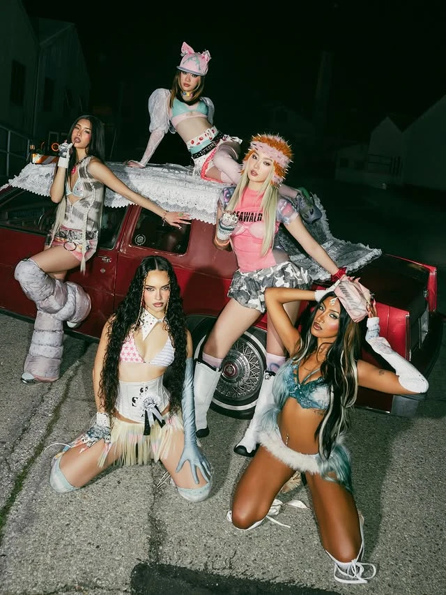 Nhóm nữ đàn em của BTS trình diễn phản cảm nhức mắt, công khai cô lập 1 thành viên tại Coachella?