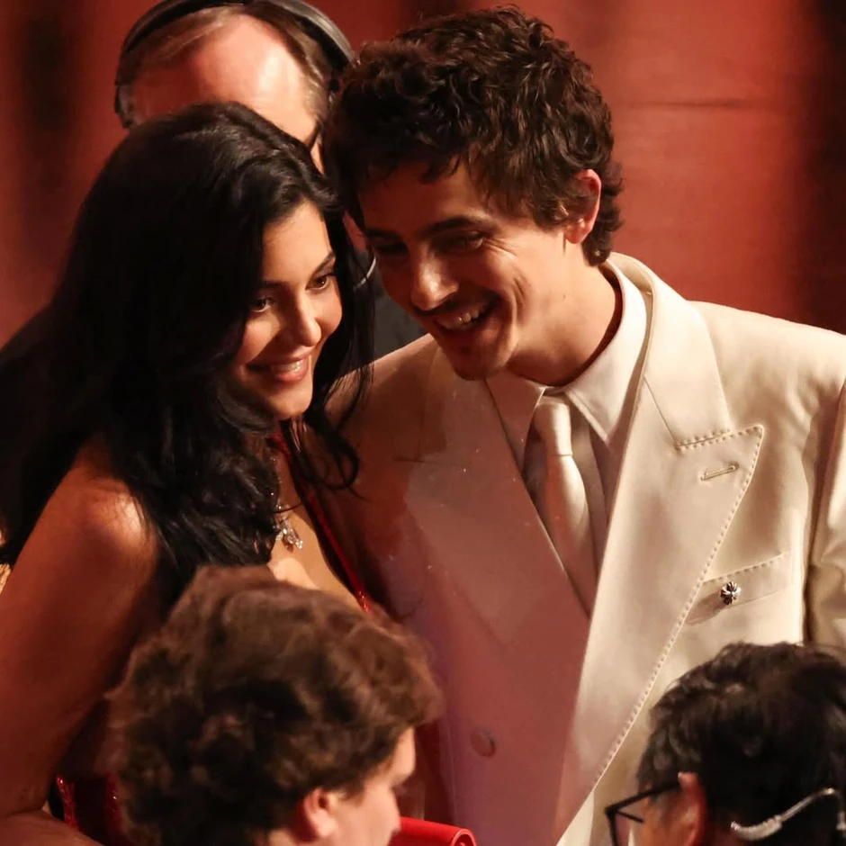 Nổ drama tại Oscar 2026: Kylie Jenner đụng mặt chị gái Timothée Chalamet, có thái độ khinh khỉnh coi thường gây "nóng mắt"? Nổ drama tại Oscar 2026: Kylie Jenner đụng mặt chị gái Timothée Chalamet, có thái độ khinh khỉnh coi thường gây "nóng mắt"?