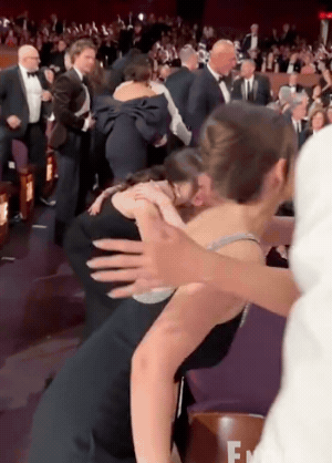 Nổ drama tại Oscar 2026: Kylie Jenner đụng mặt chị gái Timothée Chalamet, có thái độ khinh khỉnh coi thường gây "nóng mắt"? Nổ drama tại Oscar 2026: Kylie Jenner đụng mặt chị gái Timothée Chalamet, có thái độ khinh khỉnh coi thường gây "nóng mắt"?