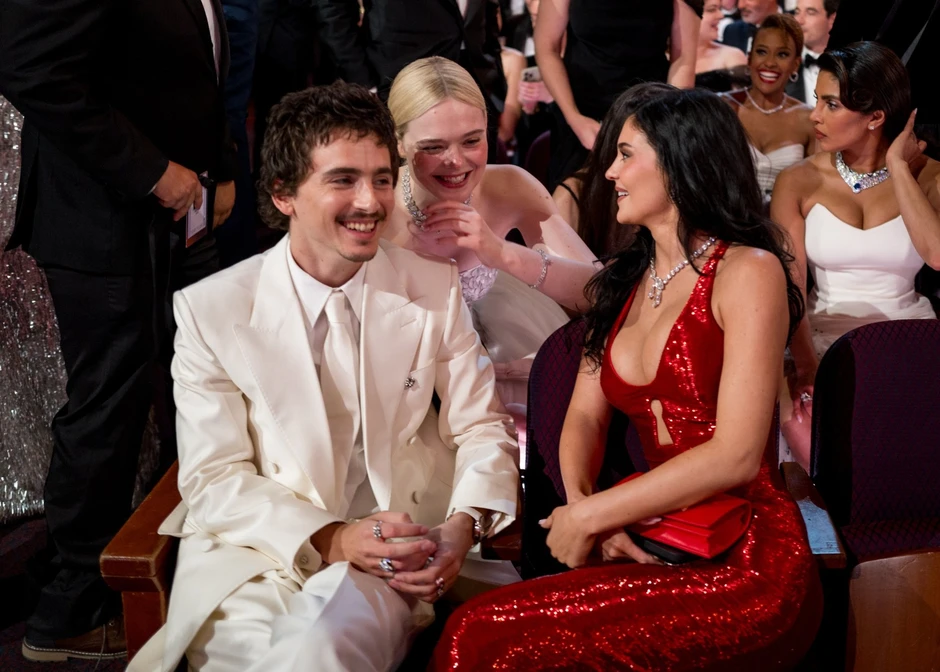 Nổ drama tại Oscar 2026: Kylie Jenner đụng mặt chị gái Timothée Chalamet, có thái độ khinh khỉnh coi thường gây "nóng mắt"? Nổ drama tại Oscar 2026: Kylie Jenner đụng mặt chị gái Timothée Chalamet, có thái độ khinh khỉnh coi thường gây "nóng mắt"?