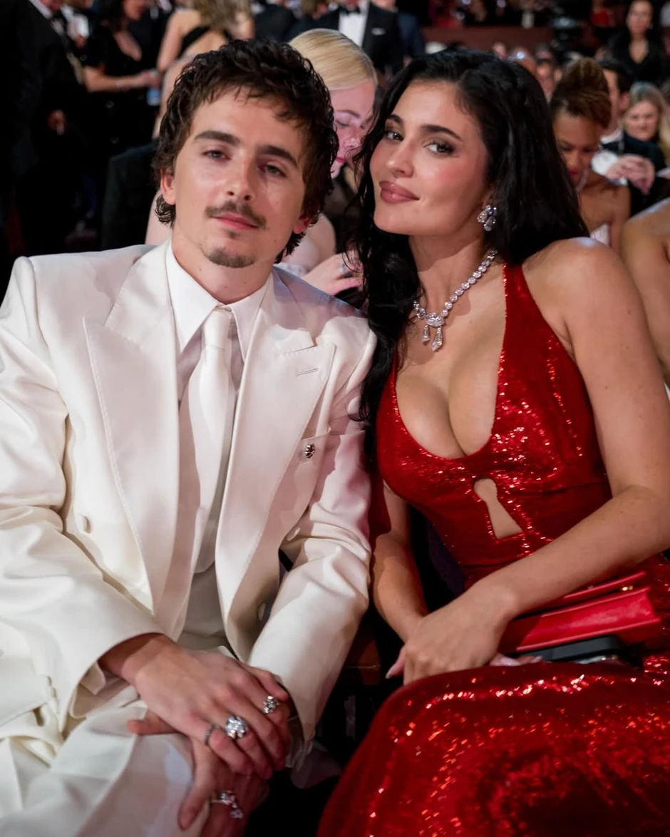 Nổ drama tại Oscar 2026: Kylie Jenner đụng mặt chị gái Timothée Chalamet, có thái độ khinh khỉnh coi thường gây "nóng mắt"? Nổ drama tại Oscar 2026: Kylie Jenner đụng mặt chị gái Timothée Chalamet, có thái độ khinh khỉnh coi thường gây "nóng mắt"?