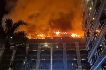 NÓNG: Cháy lớn tại khách sạn ở Pattaya, nhiều người mắc kẹt bên trong