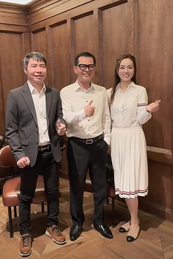 NSND Công Lý về thăm Nhà hát Kịch Hà Nội với diện mạo khỏe khoắn