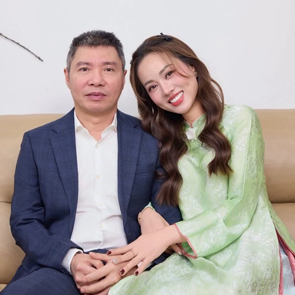 NSND Công Lý về thăm Nhà hát Kịch Hà Nội với diện mạo khỏe khoắn