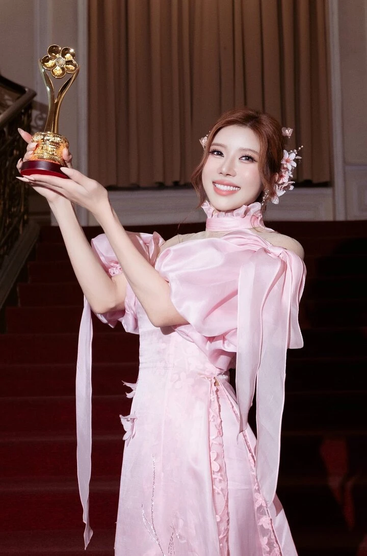 Nữ ca sỹ Việt tham gia show "Đạp gió 2026" tại Trung Quốc là ai? Nữ ca sỹ Việt tham gia show "Đạp gió 2026" tại Trung Quốc là ai?