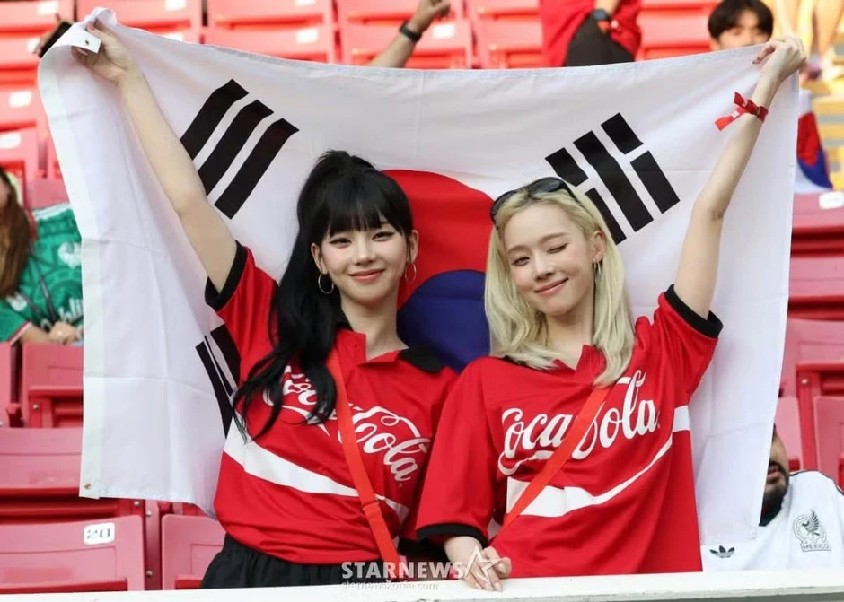 Nữ ca sĩ cổ vũ Hàn Quốc ở trận ra quân World Cup