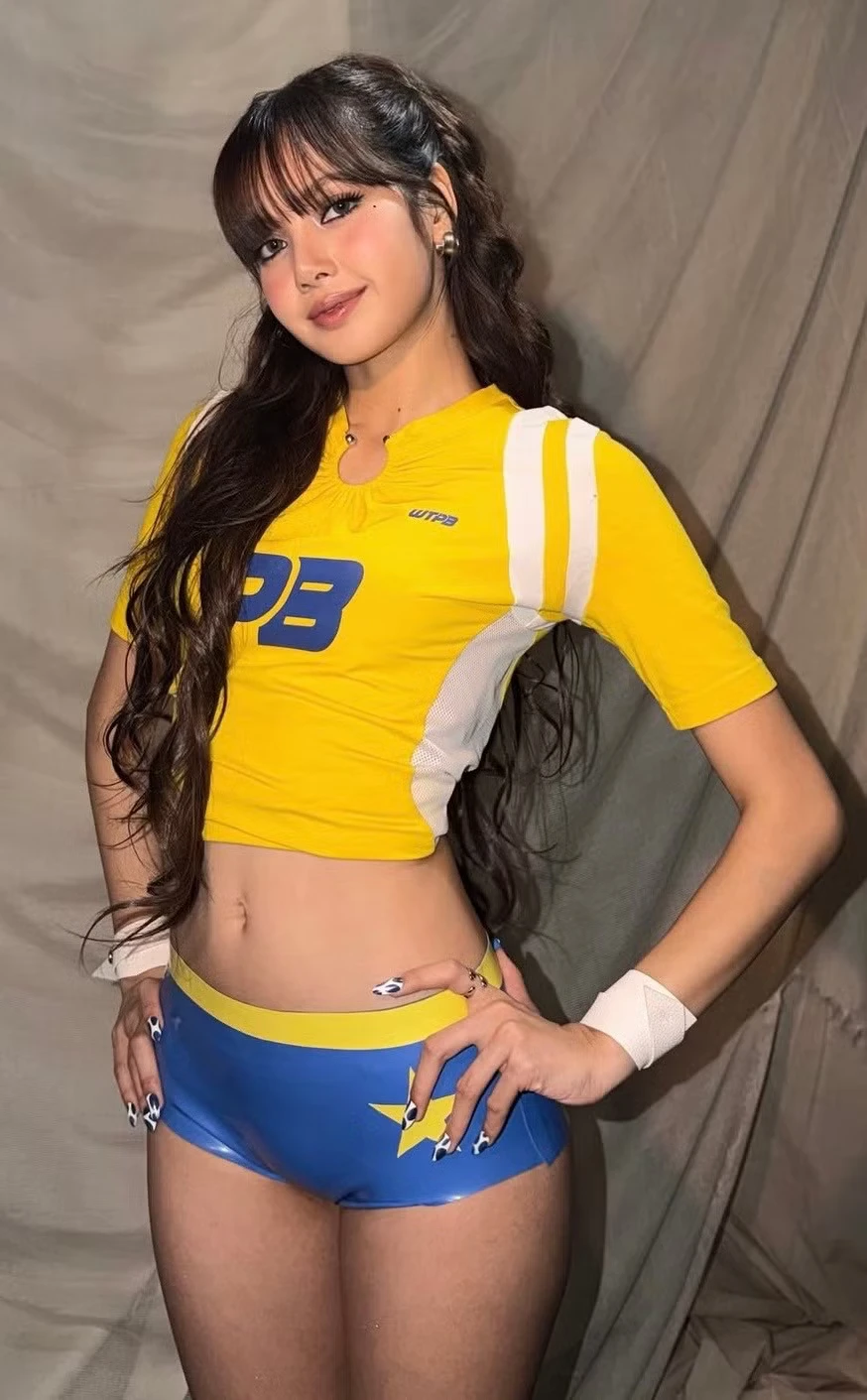 Nữ ca sĩ cổ vũ Hàn Quốc ở trận ra quân World Cup