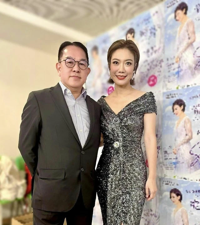 Nữ ca sĩ đình đám bại lộ chuyện ngoại tình với NSX âm nhạc vì 1 bức ảnh, nhà đài thông báo cắt sóng