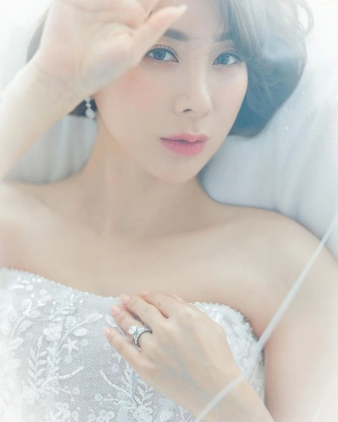 Nữ ca sĩ đình đám bị chồng doanh nhân “đá” sau 7 tháng cưới: “Ai dự hôn lễ về cũng đoán chúng tôi sẽ bỏ nhau”