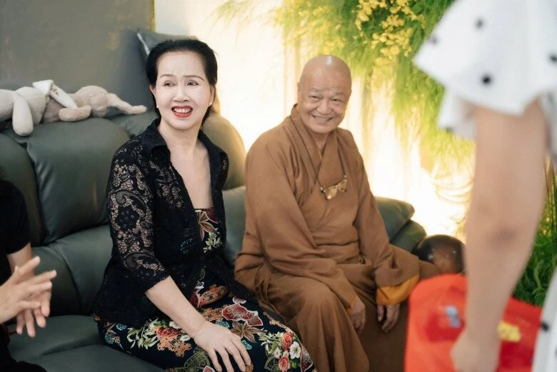 Nữ ca sĩ hàng đầu Việt Nam: Cha ruột nương nhờ cửa Phật, lấy chồng ngoại quốc, 2 con ăn chay từ 0 tuổi Nữ ca sĩ hàng đầu Việt Nam: Cha ruột nương nhờ cửa Phật, lấy chồng ngoại quốc, 2 con ăn chay từ 0 tuổi