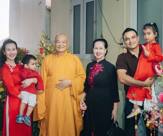 Nữ ca sĩ hàng đầu Việt Nam: Cha ruột nương nhờ cửa Phật, lấy chồng ngoại quốc, 2 con ăn chay từ 0 tuổi Nữ ca sĩ hàng đầu Việt Nam: Cha ruột nương nhờ cửa Phật, lấy chồng ngoại quốc, 2 con ăn chay từ 0 tuổi
