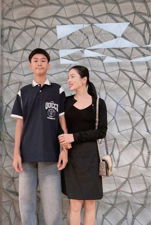 Nữ ca sĩ hát nhạc bolero nức tiếng phòng trà ở tuổi 45 đơn thân nuôi con trai, có tình mới hết lòng yêu chiều