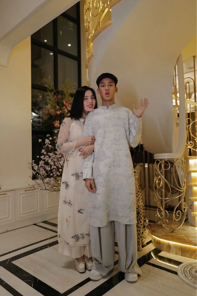 Nữ ca sĩ hát nhạc bolero nức tiếng phòng trà ở tuổi 45 đơn thân nuôi con trai, có tình mới hết lòng yêu chiều