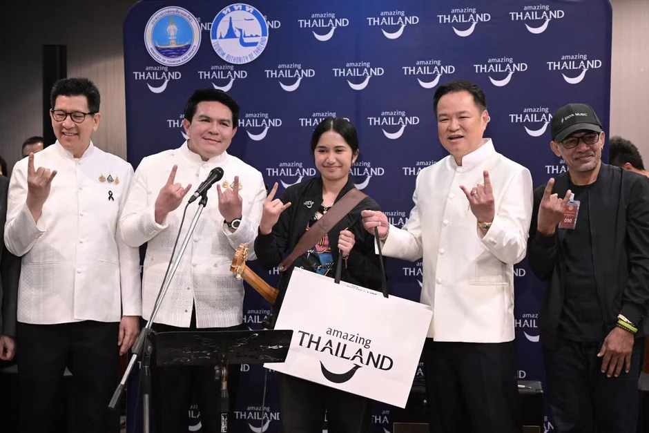 Nữ ca sĩ hát ở các chợ đêm làm nên lịch sử cho Thái Lan