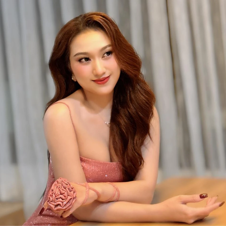 Nữ ca sĩ hủy cưới trước 1 tuần: Nhiều đại gia ngàn tỷ vây quanh, rời showbiz, 35 tuổi thành đạt