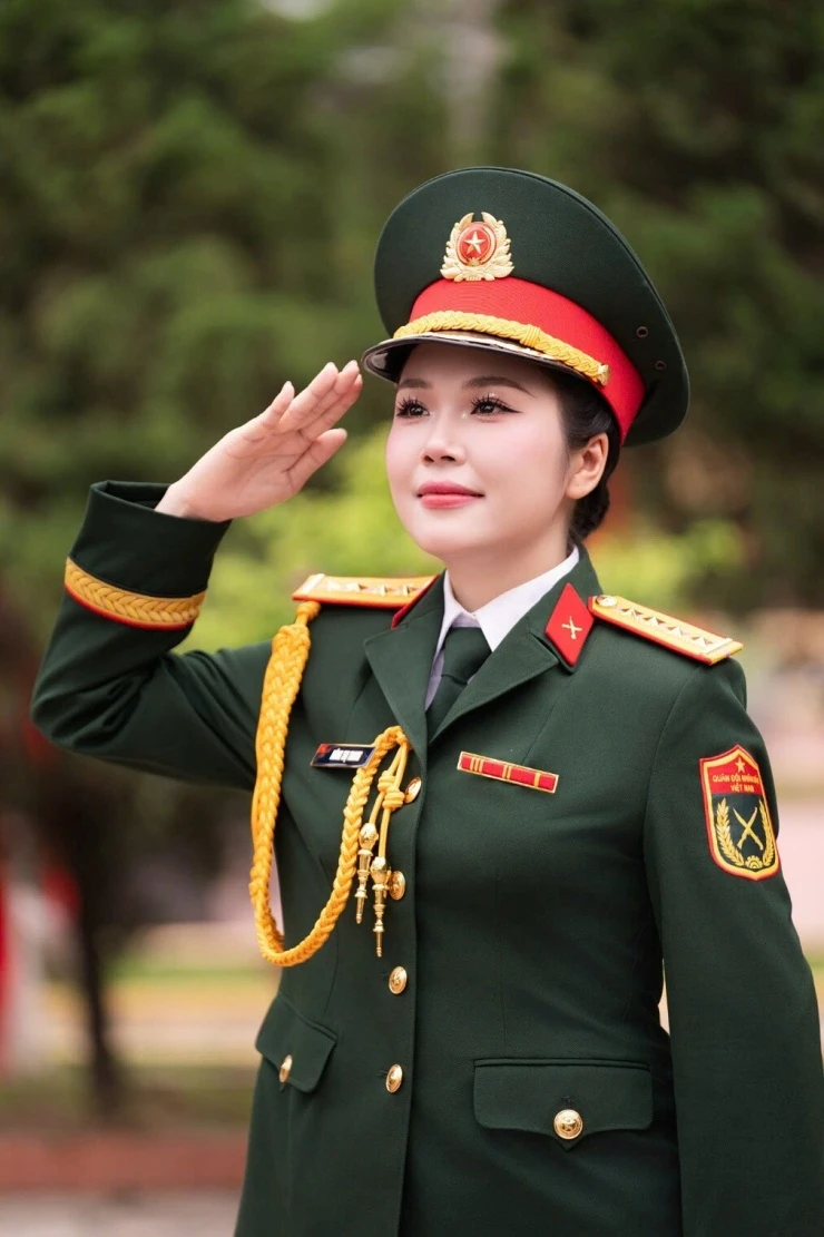 Nữ ca sĩ mang hàm Đại úy, hai lần thủ khoa Đại học Văn hóa Nghệ thuật Quân đội