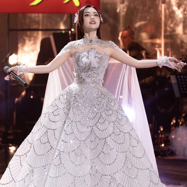 Nữ ca sĩ từ cô bé hát kéo khách giúp mẹ bán chè thành ngôi sao sáng trong showbiz Việt Nữ ca sĩ từ cô bé hát kéo khách giúp mẹ bán chè thành ngôi sao sáng trong showbiz Việt