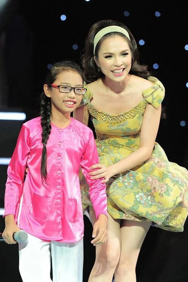 Nữ ca sĩ từ cô bé hát kéo khách giúp mẹ bán chè thành ngôi sao sáng trong showbiz Việt Nữ ca sĩ từ cô bé hát kéo khách giúp mẹ bán chè thành ngôi sao sáng trong showbiz Việt
