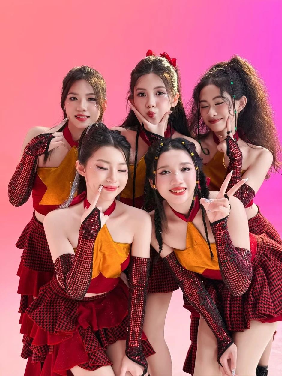 Nữ ca sĩ Việt 14 tuổi cầu cứu Nữ ca sĩ Việt 14 tuổi cầu cứu