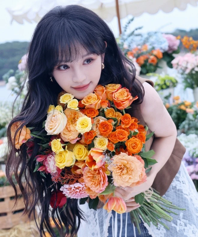 Nữ chính phim Trục Ngọc: Mặt búp bê body bốc lửa nhưng drama rợp trời, mang tiếng "tâm cơ" vì 1 món quà 10.000 đồng