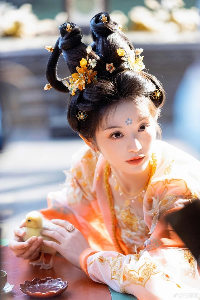 Nữ chính phim Trục Ngọc: Mặt búp bê body bốc lửa nhưng drama rợp trời, mang tiếng "tâm cơ" vì 1 món quà 10.000 đồng