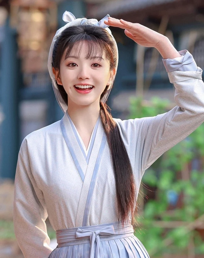 Nữ chính phim Trục Ngọc: Mặt búp bê body bốc lửa nhưng drama rợp trời, mang tiếng "tâm cơ" vì 1 món quà 10.000 đồng