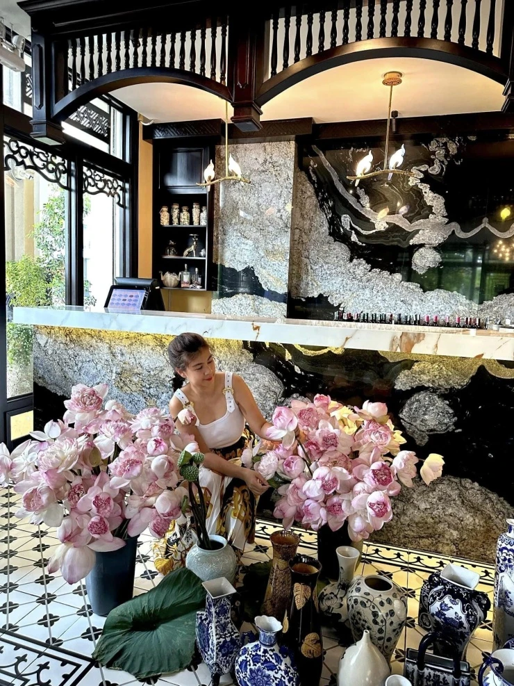 Nữ diễn viên đình đám bỏ showbiz đi bán xôi cua, trổ tài cắm loài hoa khó